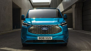 Ford E-Transit Custom 2023 ra mắt: Động cơ thuần điện mạnh mẽ, phạm vi di chuyển 380km/lần sạc