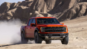 Hàng chục chiếc F-150 Raptor tại một nhà máy bị 