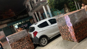 Đỗ xe “nhầm” sân chơi tập thể, VinFast Fadil bị quây kín gạch không “đường lui”