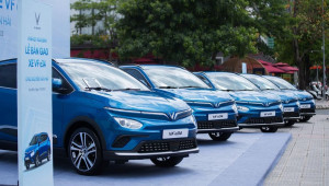 VinFast bàn giao lô xe ô tô điện VF e34 đầu tiên chạy dịch vụ ở Hoà Bình