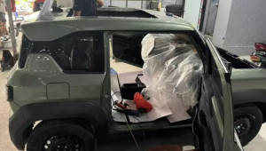 Chủ xe VinFast VF 3 chơi lớn, cắt cả phần nóc xe để độ cửa sổ trời