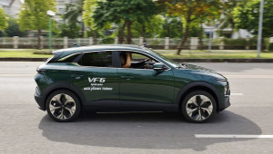 VinFast VF 6 thu hút đông đảo khách tham quan và đặt cọc tại TP.Hồ Chí Minh