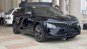 Cận cảnh VinFast VF 7 phiên bản thương mại ngoài đời thực