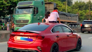 Đồng Nai: Tước bằng lái, phạt tiền tài xế để trẻ thò đầu qua cửa sổ trời