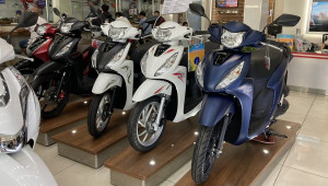 Giá xe Honda Vision bất ngờ tăng mạnh trở lại, chênh hơn chục triệu đồng so với niêm yết