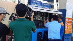 Người tiêu dùng bức xúc trước cây xăng 