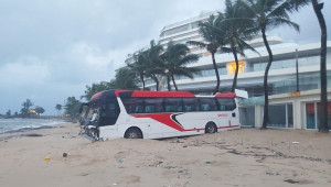 Phú Quốc: Xe khách 46 chỗ tông bể rào chắn của khách sạn, lao thẳng xuống bờ biển