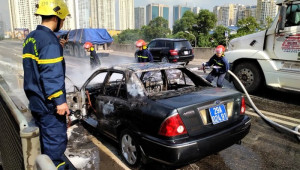 Ô tô biển xanh đang chạy bỗng bốc cháy dữ dội