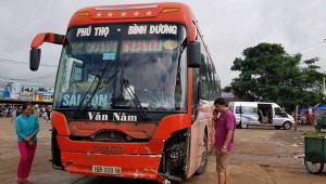 Kinh hoàng xe khách mất lái lao vào chợ đâm 5 người thương vong