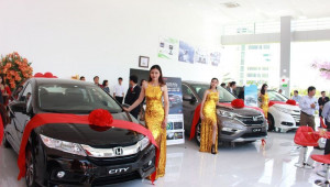 Bị tẩy chay vì “bán bia kèm lạc”, nhiều đại lý đồng loạt giảm giá xe ô tô