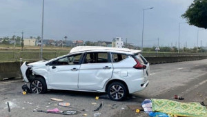 [VIDEO] Quảng Ngãi: Mitsubishi Xpander đâm vào dải phân cách rồi lộn nhiều vòng, 2 người tử vong