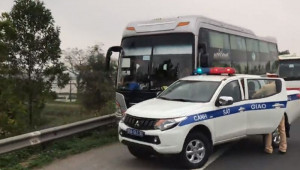 Truy đuổi, xử lý xe khách 46 chỗ ngồi chở 60 hành khách trên cao tốc