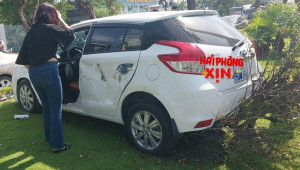 Hải Phòng: Nữ tài xế lái Toyota Yaris “bay” thẳng lên dải phân cách