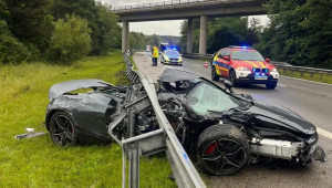Siêu xe McLaren 720S nát bét sau tai nạn trên cao tốc