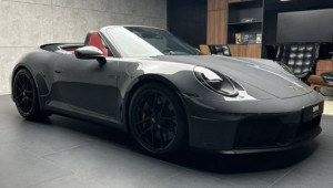 Porsche 911 Carrera 4 GTS Cabriolet chính hãng đầu tiên 