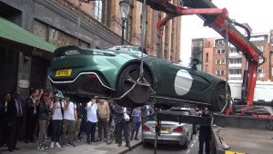 Đỗ sai vị trí, siêu phẩm triệu đô Aston Martin V12 Speedster bị cảnh sát “bế” về đồn