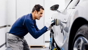 Sản xuất siêu xe Bugatti : Tỉ mỉ, trau chuốt từng chi tiết, nguyên công đoạn sơn đã mất đến một tháng