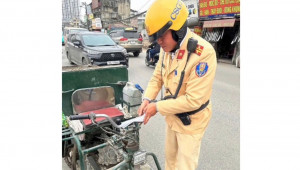 Cảnh sát giao thông về 'thủ phủ' làng bánh kẹo Hoài Đức chấn chỉnh hoạt động xe tự chế