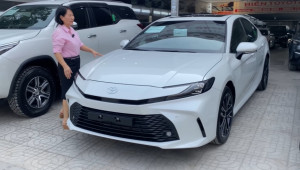 Chủ xe rao bán Toyota Camry 2.0Q giá 1,235 tỷ đồng: Xe mới lăn bánh 14 km