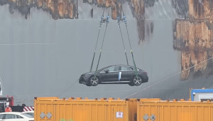 Mercedes-Benz EQE từ vụ cháy tàu Fremantle Highway bị ngâm vào bồn nước để phòng nguy cơ cháy lại
