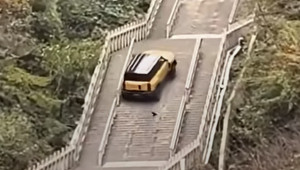 SUV Trung Quốc gặp sự cố khi thử thách leo 