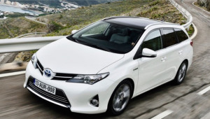 Toyota Corolla gây tranh cãi khi vượt Tesla Model Y trở thành xe bán chạy nhất năm 2023