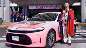 Toyota ra mắt mẫu sedan màu hồng độc lạ: “Siêu phẩm” ngọt ngào lấy cảm hứng từ trái dâu tây