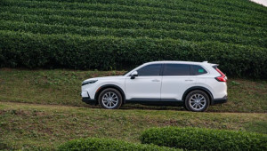 Honda nâng cấp CR-V bản xăng: Thêm phanh khẩn cấp và cải tiến màn hình giải trí, giá từ 1,039 tỷ đồng