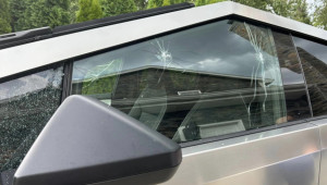 Chủ xe Tesla Cybertruck hoang mang vì 