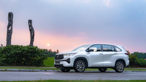 Khách mua Toyota tháng 10 cần biết: Loạt xe bán chạy được hỗ trợ trước bạ, lãi suất và bảo hiểm