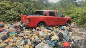 Nhân viên rửa xe ở Nghệ An lái xe của khách rồi vứt ở bãi rác chưa có bằng: Lái xe vì hiếu kì