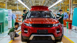 Thợ sửa xe tại đại lý Land Rover nhận được hơn 10 triệu VNĐ cho một giờ sửa xe