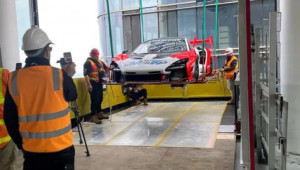 Đại gia chơi lớn đưa siêu xe McLaren Senna GTR lên penthouse tầng 57