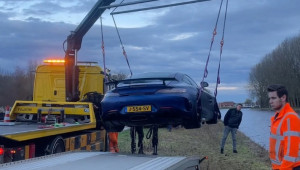 Mercedes-AMG GT R mất kiểm soát, lao xuống mương