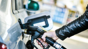 Vì sao nắp bình xăng xe hơi không đặt cố định ở một bên?