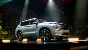 Mitsubishi Outlander PHEV 2026 trình làng: Cải tiến loạt trang bị, giá tăng nhẹ