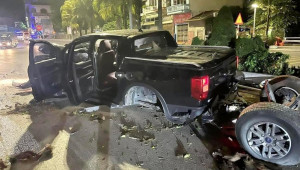 Quảng Ninh: Tông vào dải phân cách do nổ lốp, xe Ford Ranger biến dạng, rụng rời hai bánh sau