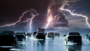 Ngồi trong ô tô khi trời mưa kèm sấm sét có an toàn?