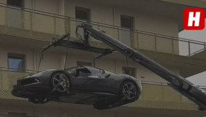 Chủ xe bị cảnh sát ghé thăm khi đưa Ferrari 296 GTB lên ban công trưng bày