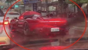 [VIDEO] Đại gia lái Ferrari Monza nhưng phải dùng ô che mưa