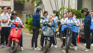 Lần đầu lái thử xe máy điện VinFast, nhiều bạn trẻ hào hứng
