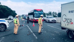 Xe đầu kéo đâm loạt xe đang dừng đỗ cứu hộ trên cao tốc Hà Nội- Hải Phòng, hai người chết