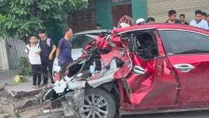 Nghệ An: Dừng đèn đỏ, Mazda3 bị xe tải tông nát đuôi