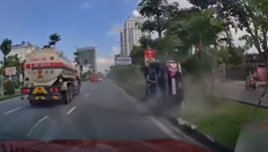 Hải Phòng: Hyundai Santa Fe tạt đầu xe bồn, lật nghiêng trên dải phân cách