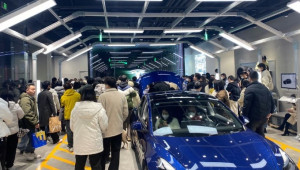 Hàng trăm người ồ ạt kéo đến biểu tình phản đối chính sách giảm giá xe của Tesla