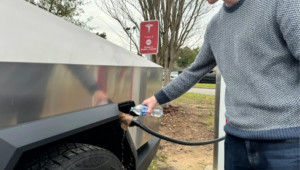 Người dùng xe Tesla mách nhau mẹo quấn khăn ướt để sạc pin nhanh hơn