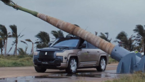 Yangwang U8L không hề hấn gì sau thử nghiệm cây cọ đổ trúng nóc xe