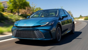 Đại lý thông báo nhận cọc Toyota Camry 2025: Sẽ có 3 phiên bản