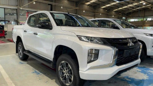 Mitsubishi Triton MT 4x4 2023 được đại lý giảm giá sốc, chỉ còn từ 550 triệu đồng