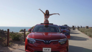 Nữ KOL nổi tiếng người Mỹ đánh giá VF 8 sang trọng, an toàn và dễ lái
